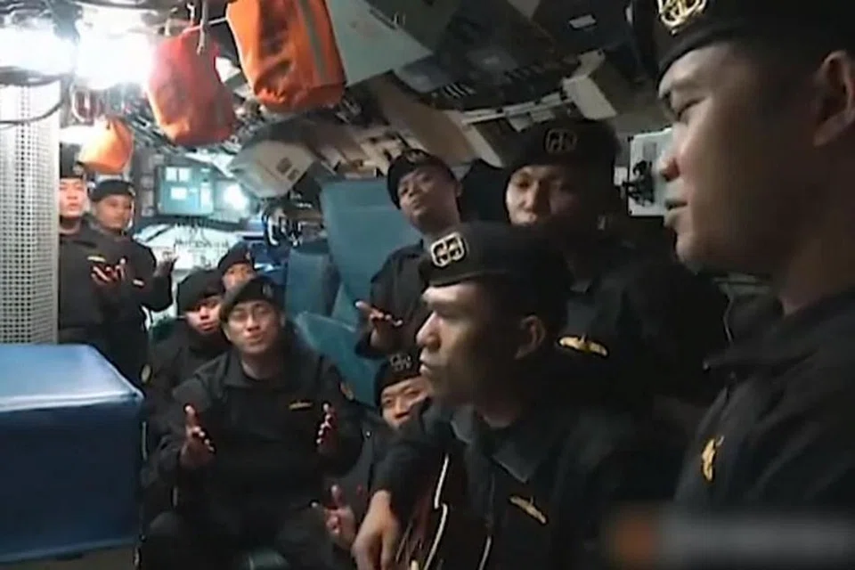 SAMPAI JUMPA: Beberapa minggu lalu, kru kapal selam yang tenggelam kelihatan menyanyi lagu 'Sampai Jumpa' dengan kata-kata membawa pesanan "Selamat Tinggal'. Semua ini terakam dalam video yang mereka tujukan bagi komander yang mengundurkan diri daripada khidmat tntera laut. - Foto TANGKAP LAYAR YOUTUBE