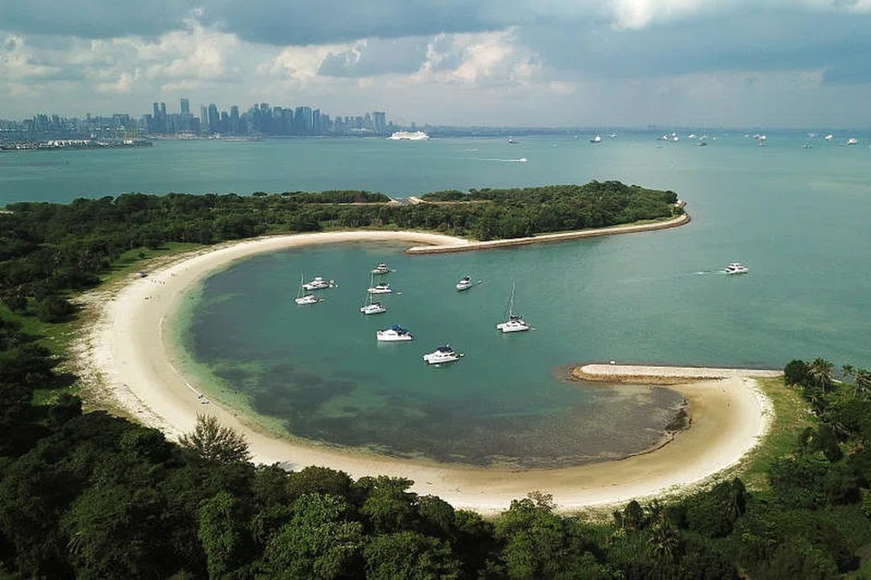 LANGGAR UNDANG-UNDANG DI LAZARUS ISLAND: Seramai 12 individu akan didakwa di mahkamah pada Jumaat (2 Oktober) kerana melanggar undang-undang jarak selamat apabila mereka mengunjungi Lazarus Island pada 8 Ogos lalu. - Foto FAIL