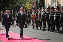 SAMBUTAN RASMI: Perdana Menteri Lee Hsien Loong bersama rakan sejawatnya dari Armenia, Encik Nikol Pashinyan, semasa majlis sambutan rasmi di Kediaman Pemerintah Armenia di Yerevan, Armenia, semalam. - Foto BH oleh JASON QUAH