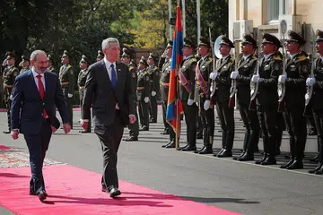 SAMBUTAN RASMI: Perdana Menteri Lee Hsien Loong bersama rakan sejawatnya dari Armenia, Encik Nikol Pashinyan, semasa majlis sambutan rasmi di Kediaman Pemerintah Armenia di Yerevan, Armenia, semalam. - Foto BH oleh JASON QUAH
