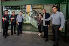 DAKAP KERJA HIBRID: Encik Zaqy (tiga dari kiri) bersama (dari kiri) Ketua Pegawai Eksekutif Kumpulan dan Pengarah Eksekutif SMRT Corporation Ltd, Encik Ngien Hoon Ping; Pengeursi SMRT Corporation Ltd, Encik Seah Moon Ming; Cik Toh; Encik Abu Bakar; dan Presiden Pengalaman SMRT, Encik Tony Heng, di majlis pelancaran Staytion di Stesen MRT Marsiling semalam. - Foto BH oleh NUR DIYANA TAHA