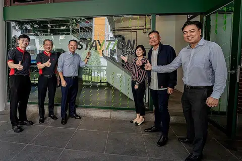 DAKAP KERJA HIBRID: Encik Zaqy (tiga dari kiri) bersama (dari kiri) Ketua Pegawai Eksekutif Kumpulan dan Pengarah Eksekutif SMRT Corporation Ltd, Encik Ngien Hoon Ping; Pengeursi SMRT Corporation Ltd, Encik Seah Moon Ming; Cik Toh; Encik Abu Bakar; dan Presiden Pengalaman SMRT, Encik Tony Heng, di majlis pelancaran Staytion di Stesen MRT Marsiling semalam. - Foto BH oleh NUR DIYANA TAHA