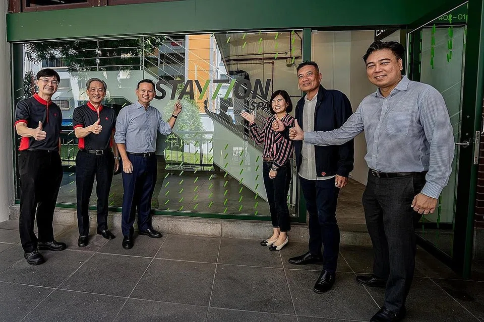 DAKAP KERJA HIBRID: Encik Zaqy (tiga dari kiri) bersama (dari kiri) Ketua Pegawai Eksekutif Kumpulan dan Pengarah Eksekutif SMRT Corporation Ltd, Encik Ngien Hoon Ping; Pengeursi SMRT Corporation Ltd, Encik Seah Moon Ming; Cik Toh; Encik Abu Bakar; dan Presiden Pengalaman SMRT, Encik Tony Heng, di majlis pelancaran Staytion di Stesen MRT Marsiling semalam. - Foto BH oleh NUR DIYANA TAHA