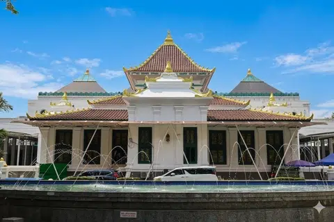 Masjid Agung Palembang (yang kini dinamakan Masjid Sultan Mahmud Badaruddin I Jayo Wikramo) adalah masjid terbesar dan tertua di Kota Palembang, bahkan di Provinsi Sumatera Selatan.