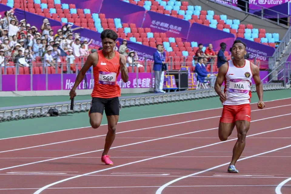 MARA KE FINAL: Pelari pecut Singapura, Marc Brian Louis, ketika beraksi dalam pusingan saringan acara berganti-ganti 4x100 meter lelaki di Stadium Pusat Olimpik Hangzhou pada Isnin. 