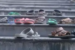 Beraneka jenis selipar dilihat di tangga masjid. Perkara kecil seperti terambil selipar yang salah di masjid boleh menjadi isu lebih besar jika ia diheboh-hebohkan dan disebar luas di Internet. 