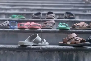 Beraneka jenis selipar dilihat di tangga masjid. Perkara kecil seperti terambil selipar yang salah di masjid boleh menjadi isu lebih besar jika ia diheboh-hebohkan dan disebar luas di Internet. 