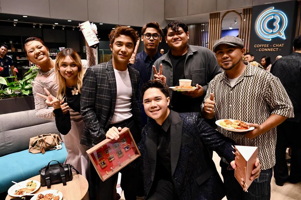 Bekas peserta ‘Anugerah 2026’ turut hadir memberikan sokongan kepada finalis pada malam kemuncak pertandingan di Mediacorp Campus, 27 Oktober lalu, sekali gus mencerminkan semangat setiakawan yang terjalin sepanjang pertandingan. Mereka ialah (dari kiri) Banie (finalis), Chariska, Akif, Alfan (finalis), Hirza, Firdaus, dan (baris bawah) Izzan (finalis). Tiada dalam gambar ialah Syafiqah dan Falisha.