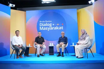 (Dari kanan) Moderator dialog Timbalan Editor Berita, Cik Nor Adilah Mahbob; Menteri Bertanggungjawab bagi Ehwal Masyarakat Islam, Encik Masagos Zulkifli Masagos Mohamad; Anggota Parlimen (AP) Encik Zhulkarnain Abdul Rahim (GRC Chua Chu Kang); dan Dr Wan Rizal Wan Zakariah (GRC Jalan Besar).
