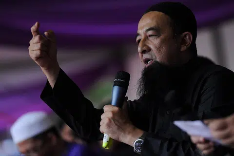 TERIMA TAULIAH: Penceramah bebas Ustaz Azhar Idrus lulus temu duga tauliah mengajar dalam tempoh lima tahun bermula 1 Julai 2023 hingga 30 Jun 2028.