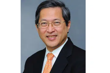 PEMIMPIN PENGASAS UNIVERSITI SENI BARU: Encik Jose Isidro 'Lito' Camacho (atas) pengerusi Lembaga Pengamanah UAS, sementara Profesor Kwok Kian Woon Naib Canselor dan Ketua Eksekutif pertamanya.