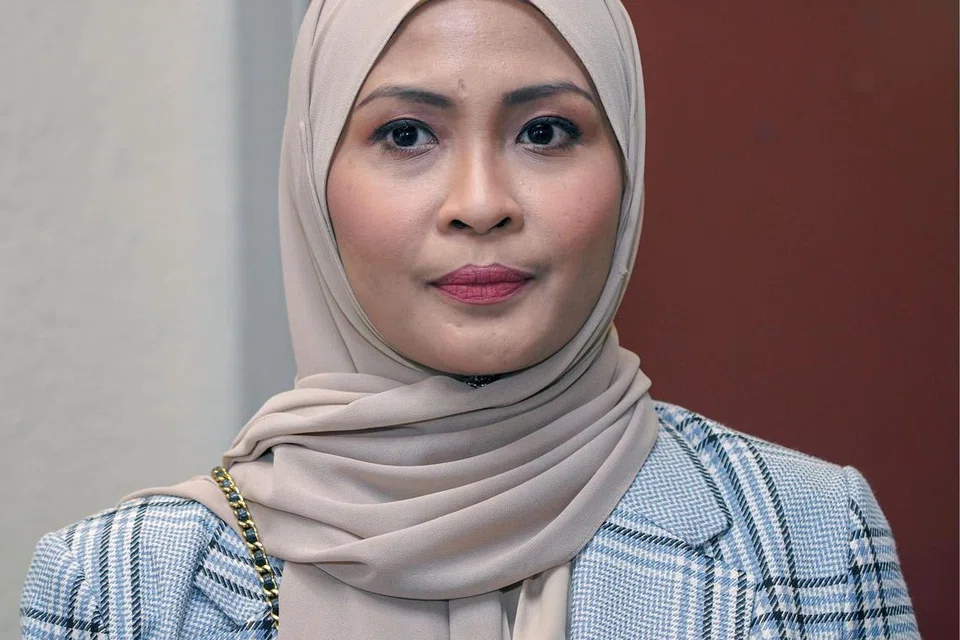 BERI KETERANGAN DENGAN MENULIS: Ekoran kehilangan suara, Siti Nordiana Alias, menjawab pertanyaan peguam dengan menulis pada iPad dalam kes saman fitnah yang melibatkan lima individu termasuk rakan seperjuangan, Lan Solo dan Syura Badron.