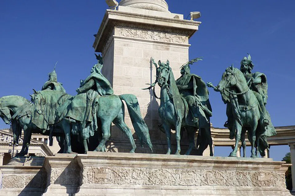 TUJUH PATUNG PEMIMPIN: (atas) Monumen dengan tujuh patung raksasa pemimpin kaum Magyar di Hungary dan pemimpin besar lain negara itu serta tugu peringatan wira yang berjasa tetapi tidak dikenali (Tomb of the Unknown Soldier) sentiasa menjadi kunjungan pelancong.