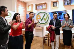 TANDA BARU: Encik Zaqy Mohamad (tengah) melancarkan Tanda Gaji Progresif, sebuah skim yang mengiktiraf syarikat yang membayar gaji progresif kepada pekerja bergaji rendah, semasa lawatan beliau ke Uniqlo di pusat beli-belah Orchard Central semalam. Uniqlo sebuah syarikat yang mempunyai akreditasi tanda itu. Bersama beliau ialah (dari kiri) pengurus besar kedai perdana global Orchard Central, Uniqlo Singapore, Encik Suzuki Atsushi; pengarah Unit U SME Wanita dan Keluarga NTUC, Cik Yeo Wan Ling; pengarah operasi Uniqlo Singapore, Encik Kuroda Yusuke; dan Bendahari Kehormat Snef, Cik Tan Hwee Bin. - Foto BH oleh KUA CHEE SIONG