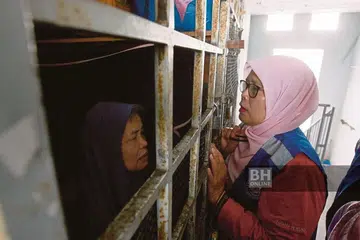 Cik Nor Aisah Yury ketika menziarahi Cik Saemah di kediamannya, di Shah Alam.