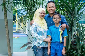BERI SOKONGAN PADU: Ibu bapa, Encik Nor Azahar Ibrahim dan Cik Rozana Khairon sering memberi sokongan dan dorongan kepada anak mereka Muhammad Syahrul Danial Nor Azahar dari Sekolah Rendah Telok Kurau dalam perjalanan pendidikannya. - Foto ihsan DIYANA TAHA