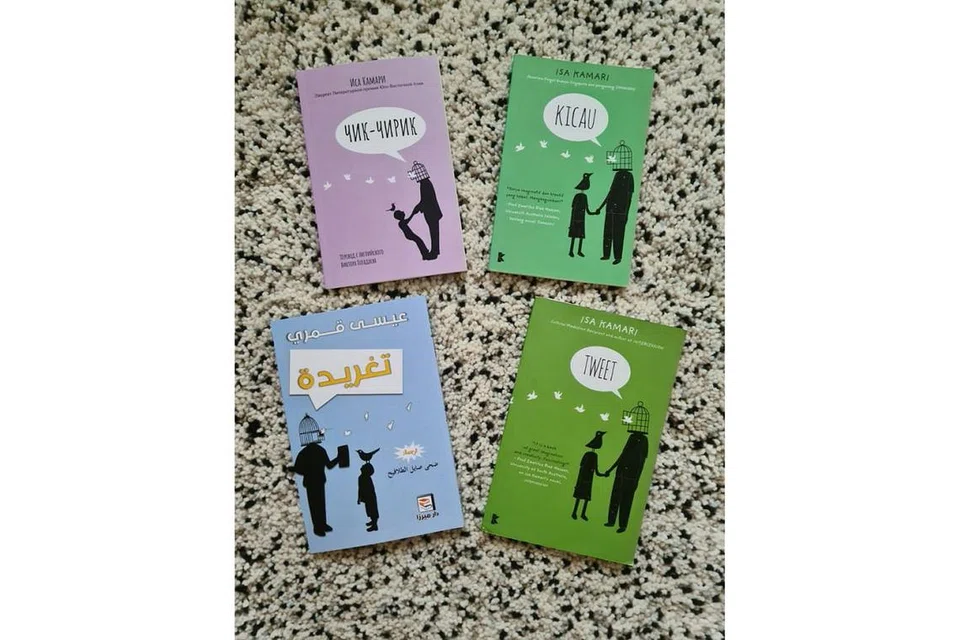 KICAU DAN TERJEMAHANNYA: Inilah buku 'Kicau' dan terjemahannya dalam bahasa Russia, Arab dan Inggeris. - Foto ISA KAMARI