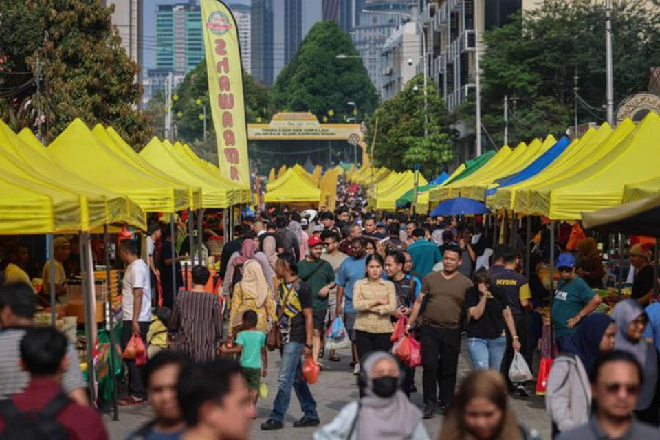 Walaupun sukar mencari tempat letak kereta untuk ke Bazar Ramadan Kampung Baru yang terletak di tengah kota Kuala Lumpur, ia tetap padat dengan pengunjung. 