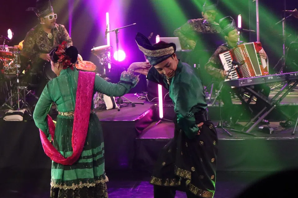 Kumpulan tarian, Dian Dancers, turut hadir sebagai pemanis kepada persembahan lagu irama tradisional yang dipersembahkan oleh Nobat Kota Singa.