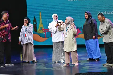 Peserta melibatkan diri dalam permainan atas pentas bersama Suhaimi Yusof (paling kiri), Kak Lina Pom Pom (tiga dari kiri) dan Ustaz Hannan (paling kanan).
