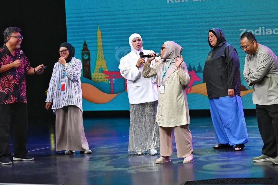 Peserta melibatkan diri dalam permainan atas pentas bersama Suhaimi Yusof (paling kiri), Kak Lina Pom Pom (tiga dari kiri) dan Ustaz Hannan (paling kanan).