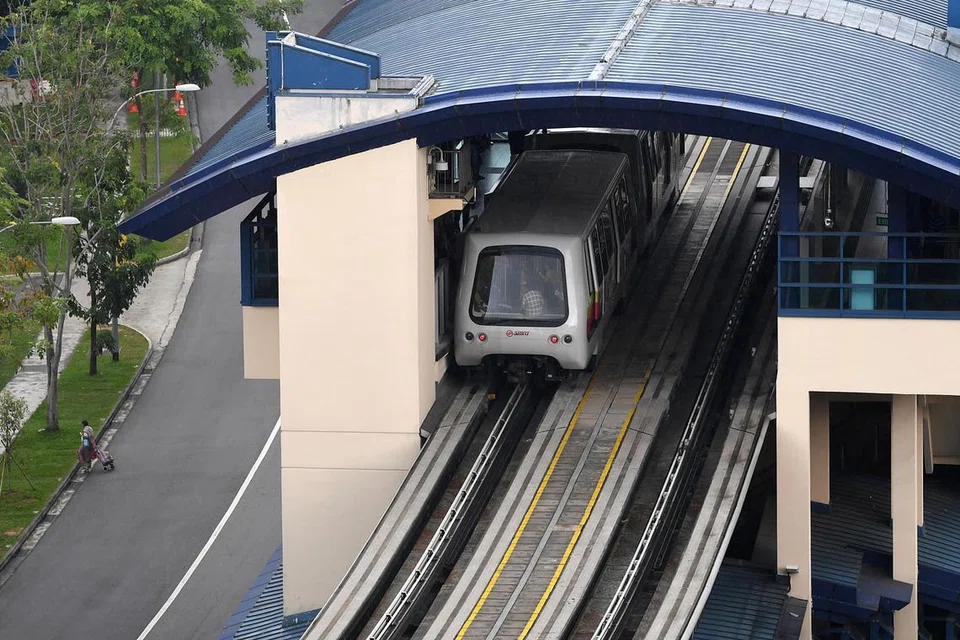 TEMPAT KEJADIAN: LRT Fajar tempat Encik Ang Boon Tong, yang sebelumnya telah minum bir, terjatuh dari platformnya dan mungkin telah dilanggar dua kereta api. - Foto THE STRAITS TIMES
