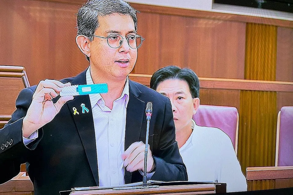 LEBIH RINGAN: Profesor Madya Dr Muhammad Faishal tunjukkan kit ujian air liur yang mencegah warga Singapura dan penduduk tetap (PR) daripada menyalah guna dadah di luar negara. - Foto BH oleh FARID HAMZAH