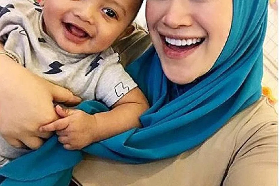 BERTAMBAH ANAK: Zizie Izette telah mengambil seorang lagi anak angkat bernama Aaric Zayn semasa hamil dengan anak kembarnya yang dilahirkan baru-baru ini. - Foto ihsan ZIZIE IZETTE 