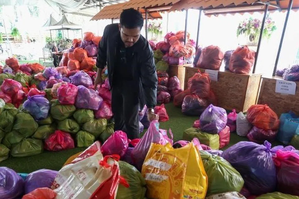 Pempengaruh media sosial dan usahawan popular Malaysia, Encik Khairul Aming, merupakan antara sukarelawan terawal menggerakkan misi bantuan banjir dan dalam masa singkat, mampu mengumpul 1,000 sukarelawan dan barangan untuk 20,000 mangsa banjir di Kelantan. 