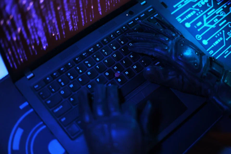 Kementerian Undang-Undang (MinLaw) dan Kementerian Penerangan dan Pembangunan Digital (MDDI) telah melancarkan perundiangan awam untuk mendapatkan maklum balas mengenai usaha meningkatkan keselamatan dalam talian.