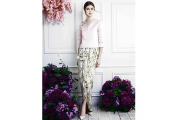 MANIS LAGI SERBA GUNA: Baju dan kain kurung rekaan Innai ini boleh digunakan secara berasingan dengan seluar atau jaket bagi menghasilkan gaya formal atau santai. - Foto FASHIONVALET