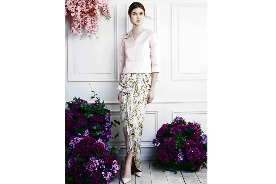 MANIS LAGI SERBA GUNA: Baju dan kain kurung rekaan Innai ini boleh digunakan secara berasingan dengan seluar atau jaket bagi menghasilkan gaya formal atau santai. - Foto FASHIONVALET