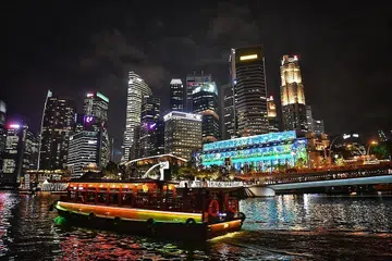 MARINA BAY BERMANDI CAHAYA: Beberapa bangunan sekitar Marina Bay bakal 'dihiasi' dengan pancaran cahaya berwarna-warni menjelang tahun baru. - Foto BH oleh ARIFFIN JAMAR
