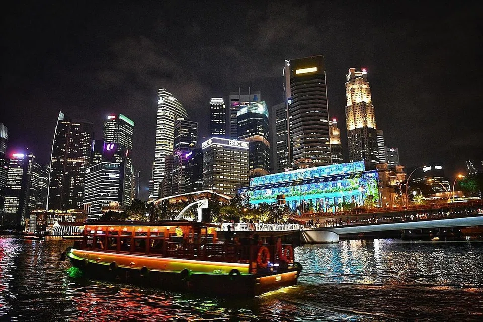 MARINA BAY BERMANDI CAHAYA: Beberapa bangunan sekitar Marina Bay bakal 'dihiasi' dengan pancaran cahaya berwarna-warni menjelang tahun baru. - Foto BH oleh ARIFFIN JAMAR