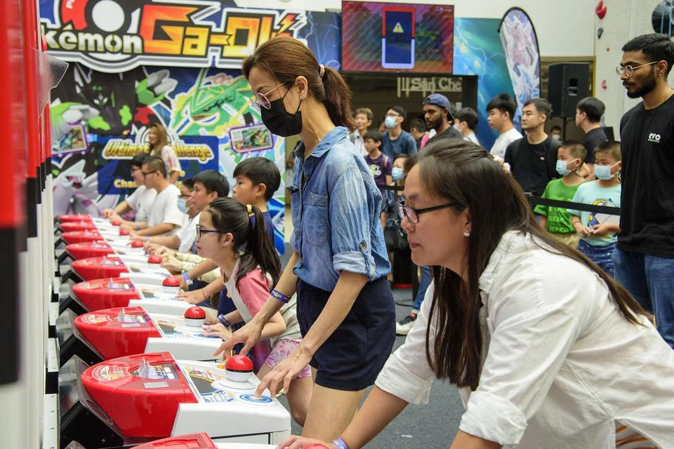 Pemain semasa Kejohanan Singapura Cabaran Tertinggi Pokemon Ga-Ole 2023 di pusat beli-belah Kallang Wave Mall.