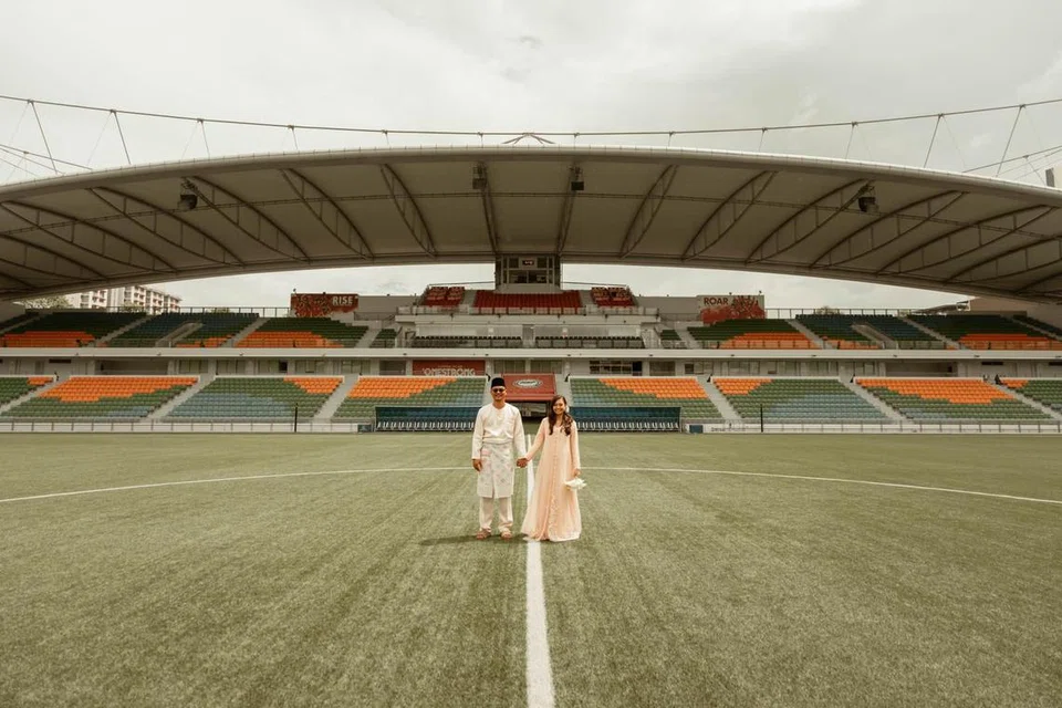 CINTA DAN BOLA: Foto perkahwinan Syed Azmir dan isteri diabadikan di padang bola. 