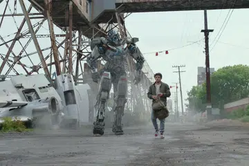 HUBUNGAN MENAKJUBKAN: Autobot Noah Diaz menyertai Mirage dalam perang tiga hala antara Autobots, Maximal dengan Terrorcons.