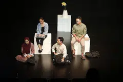 KAWAN ATAU LAWAN: Pementasan 'Selubung' mengisahkan empat watak yang merupakan kawan rapat tetapi persahabatan semakin renggang apabila rahsia masing-masing terbongkar. 'Pentas Budaya' ke-11 ini mengupas persoalan yang dianggap tabu dalam masyarakat Melayu. (Dari kiri) Cik Nur Miza Syazwina Mustafa, Cik Nur Liyana Faisal Wahyuni, Encik Muhammad Afiq Atan dan Encik Muhammad Asyraf Samad melakonkan babak dalam 'Selubung'. - Foto PENTAS BUDAYA NUS