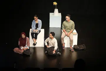 KAWAN ATAU LAWAN: Pementasan 'Selubung' mengisahkan empat watak yang merupakan kawan rapat tetapi persahabatan semakin renggang apabila rahsia masing-masing terbongkar. 'Pentas Budaya' ke-11 ini mengupas persoalan yang dianggap tabu dalam masyarakat Melayu. (Dari kiri) Cik Nur Miza Syazwina Mustafa, Cik Nur Liyana Faisal Wahyuni, Encik Muhammad Afiq Atan dan Encik Muhammad Asyraf Samad melakonkan babak dalam 'Selubung'. - Foto PENTAS BUDAYA NUS