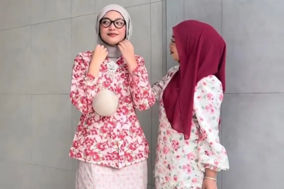 Koleksi Onura Atelier lebih kepada baju kurung dan kebaya berunsur kontemporari yang berwarna terang, sesuai untuk golongan muda.