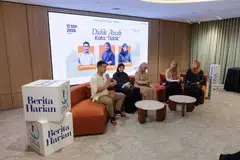 Podcast dan perbincangan DNA dan NoTapis Berita Harian menampilkan tiga anggota panel iaitu (dari kiri) Pakar Psikologi Klinikal Kanan dan Pengasas ImPossible Psychological Services, Encik Muhammad Haikal Jamil; Ketua Pegawai Eksekutif (CEO) dan Pengasas Hayaa Network, Ustazah Liyana Musfirah; Pekerja Sosial Kanan PPIS, Cik Siti Khadeejah Muabdu; dan sesi itu dikendalikan oleh moderator bersama, Koresponden, Cik Nur Dhuha Esoof; dan penerbit podcast BH, Cik Natasha Mustafa.