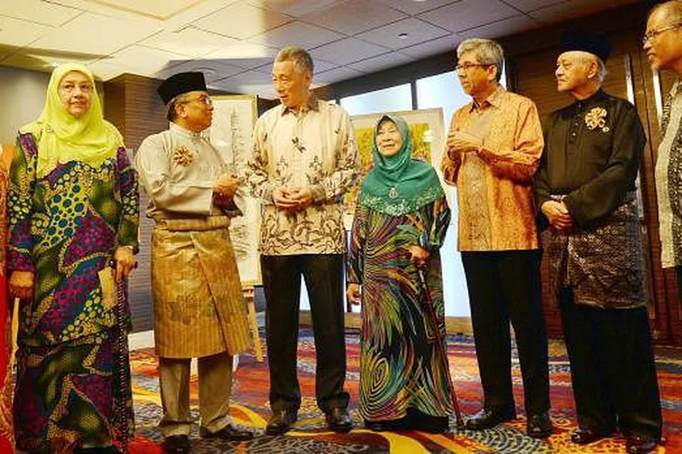 RAIKAN ULANG TAHUN: Tetamu terhormat, Encik Lee (empat dari kiri), disambut Encik Suhaimi bersama (dari kanan) Encik Masagos, Haji Wan Hussin Zoohri, Dr Yaacob, Cik Fatimah Mahmood, Cik Sharifah Alwiyah dan Cik Zaleha Abu Bakar di majlis jamuan malam sempena ulang tahun ke-50 LBKM. - Foto TAUFIK A. KADER