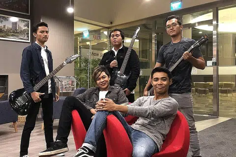 KEMBALI BERSAMA SANOTRI: Penyanyi lagu 'Berperang Pada Kenangan', Jumali Johari (duduk di kanan) yang bergerak secara solo merancang kerjaya seni lebih meriah bersama rakan-rakan dalam band asalnya Sanotri, (berdiri dari kiri) Muhammad Syawalludin Razali, Md Amirul Ashraf Abu Bakar, Muhammad Faiz Ramli dan Junaidi Johari (duduk di kiri) mulai 2020 bagi mengembalikan semarak jiwa band tempatan. - Foto BH oleh HARYANI ISMAIL