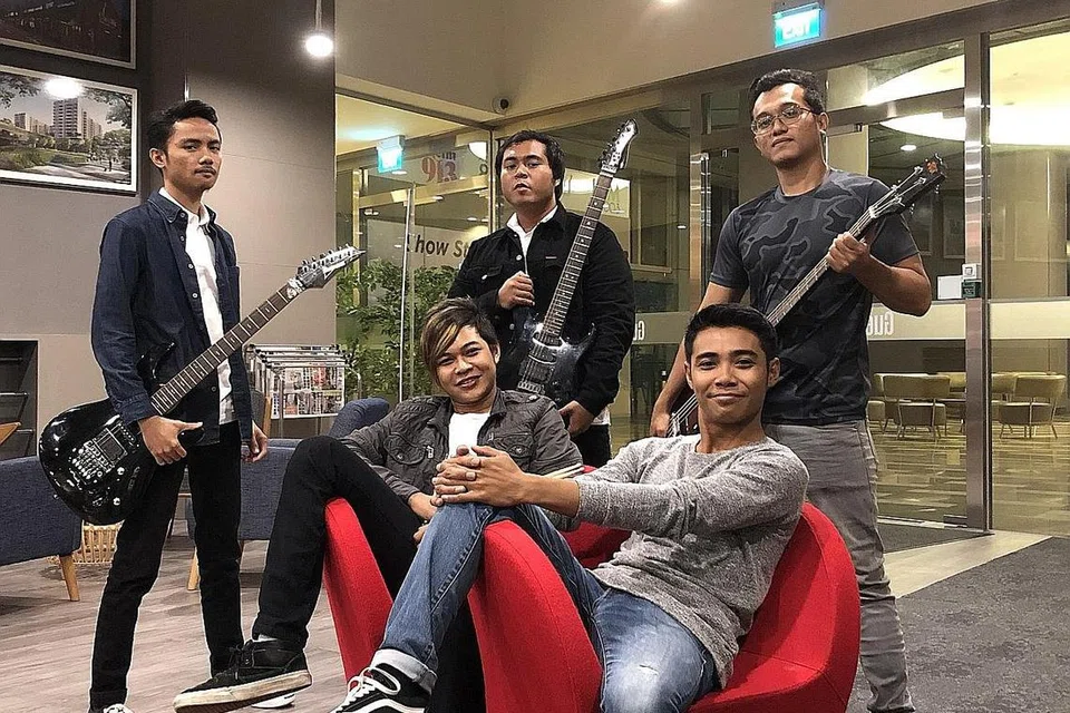 KEMBALI BERSAMA SANOTRI: Penyanyi lagu 'Berperang Pada Kenangan', Jumali Johari (duduk di kanan) yang bergerak secara solo merancang kerjaya seni lebih meriah bersama rakan-rakan dalam band asalnya Sanotri, (berdiri dari kiri) Muhammad Syawalludin Razali, Md Amirul Ashraf Abu Bakar, Muhammad Faiz Ramli dan Junaidi Johari (duduk di kiri) mulai 2020 bagi mengembalikan semarak jiwa band tempatan. - Foto BH oleh HARYANI ISMAIL