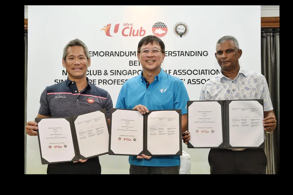 GOLF UNTUK SEMUA: (Dari kiri) Encik Ivan Chua, Naib Presiden SGA, Encik Lim dan juga Encik Madasamy Murugiah, Presiden SPGA menandatangai MOU baru di Kelab Orchid Country dengan tujuan menjadikan golf lebih mudah diakses dan inklusif untuk semua rakyat Singapura. 