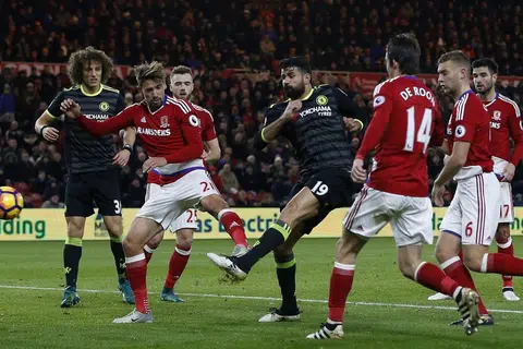 Diego Costa (tengah) menjaringkan gol Chelsea, yang mengalahkan Middlesbrough 1-0 di Stadium Riverside pada Ahad (20 Nov). 