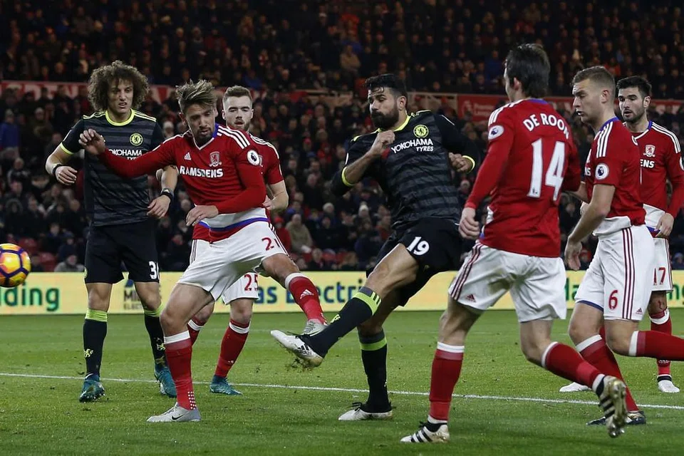 Diego Costa (tengah) menjaringkan gol Chelsea, yang mengalahkan Middlesbrough 1-0 di Stadium Riverside pada Ahad (20 Nov). 