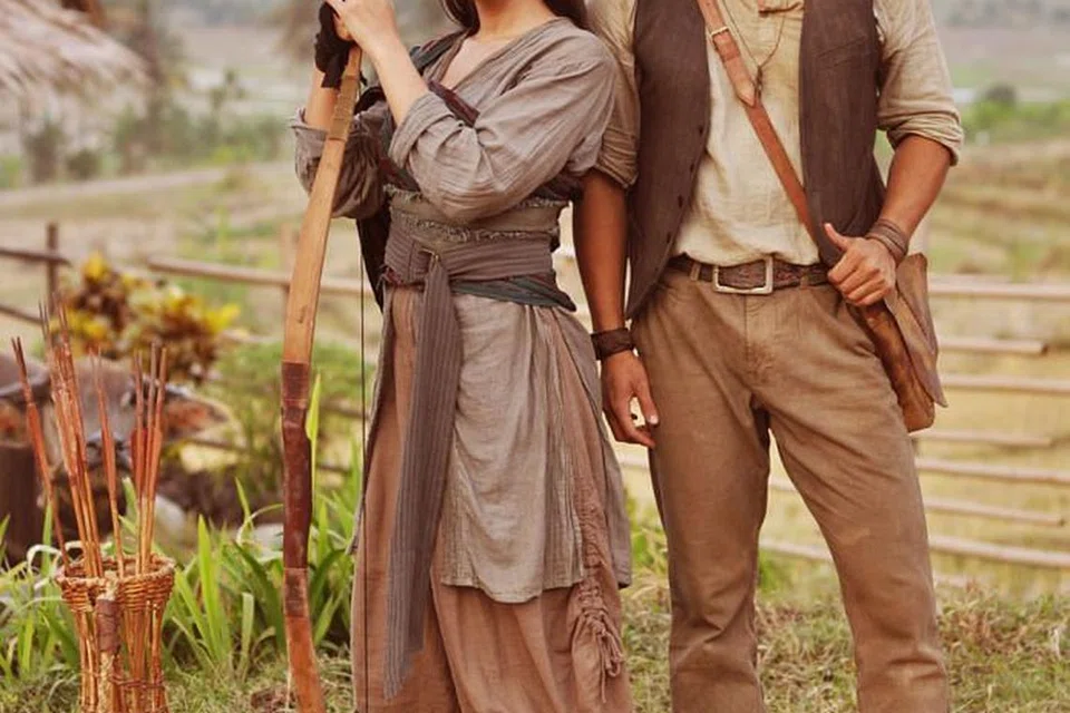 PENGALAMAN BARU: Peluang bekerja sambil belajar di set filem Buffalo Boys yang dijayakan Pevita Pearce (kiri) dan Yoshi Sudarso memberi ruang buat pelajar perfileman ITE asah kemahiran berkomunikasi dengan bakat dan kru dari pelbagai negara. - Foto INFINITE STUDIOS