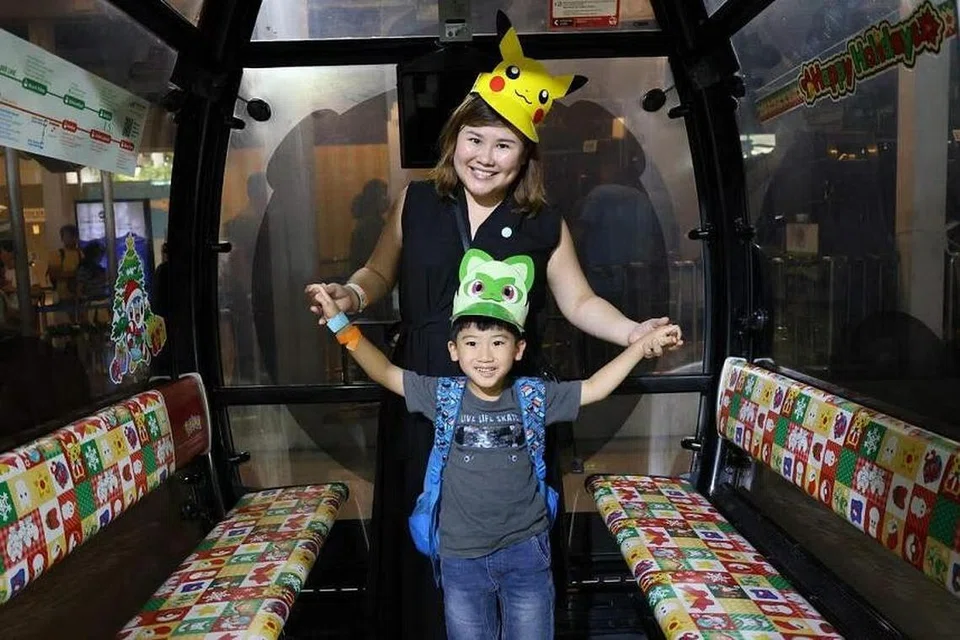 TEMUI POKEMON: Kesemua 67 kabin Kereta Kabel Singapura diserikan dengan Pikachu dan rakan-rakannya serta Poke Ball.