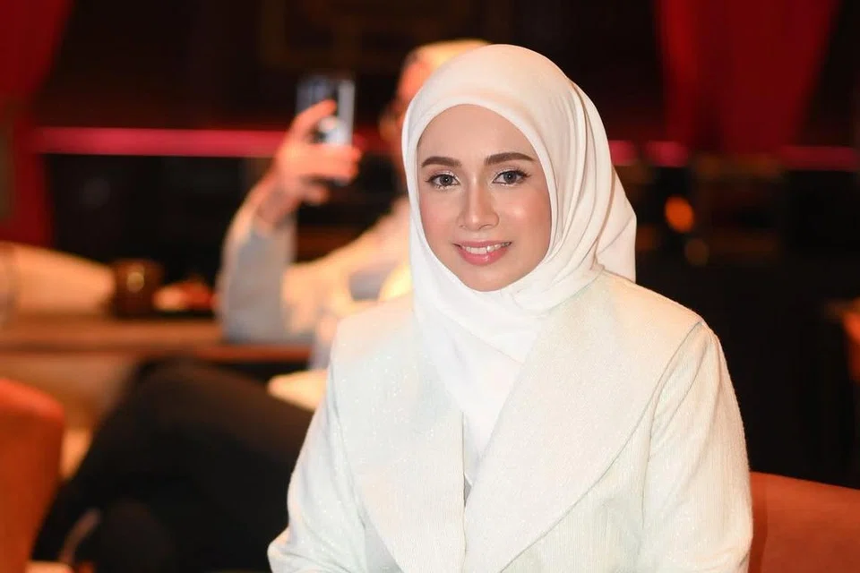 Amira Othman, penyanyi, keracunan makanan, bunga